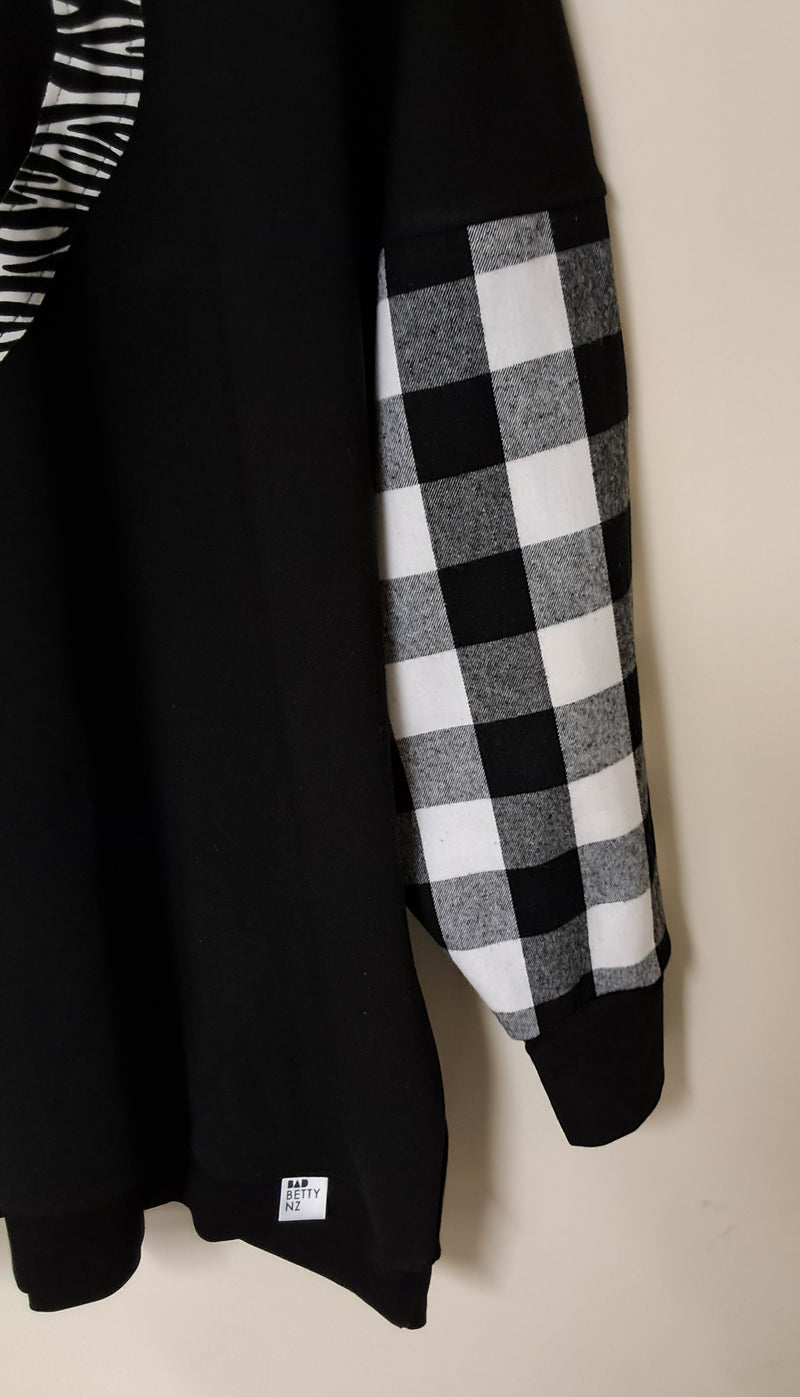 CLASSIC BLACK/WHITE SWEATSHIRT