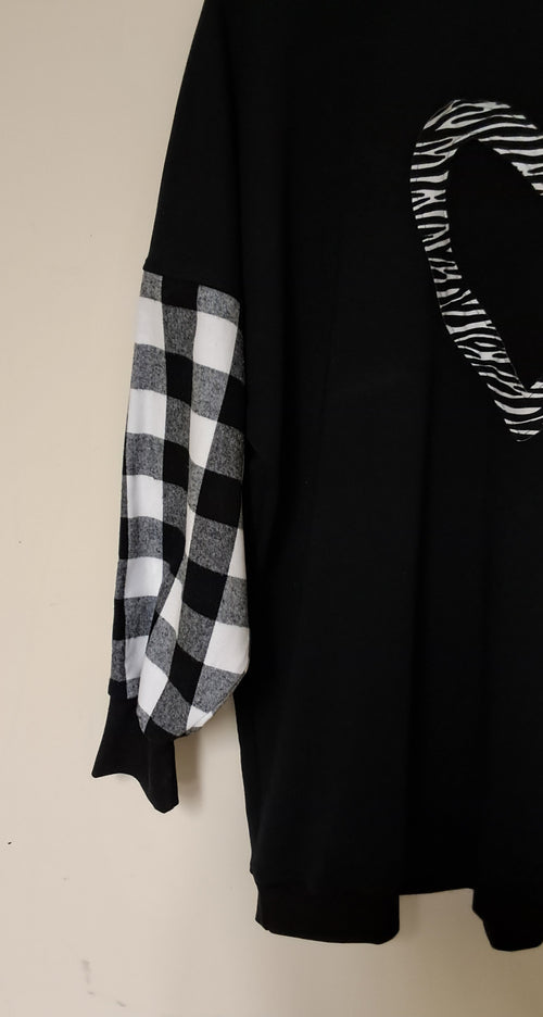 CLASSIC BLACK/WHITE SWEATSHIRT