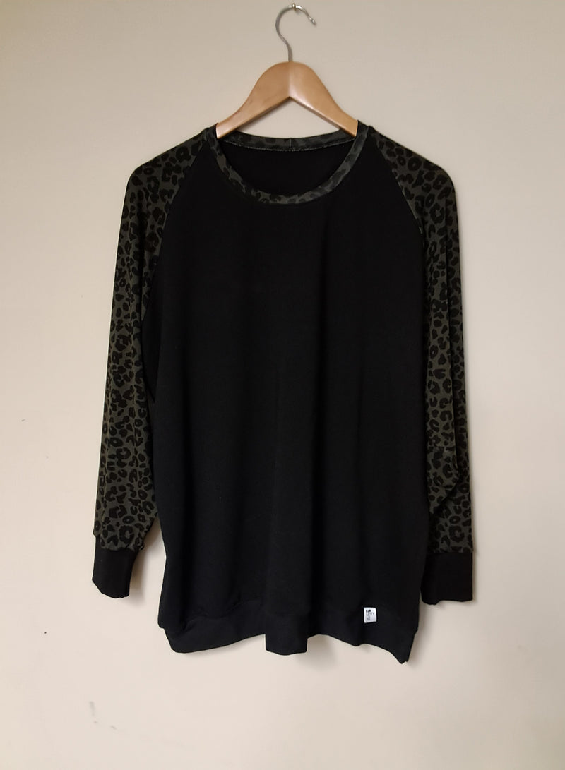 BLACK SWEATSHIRT WITH LEOPARD-PRINT