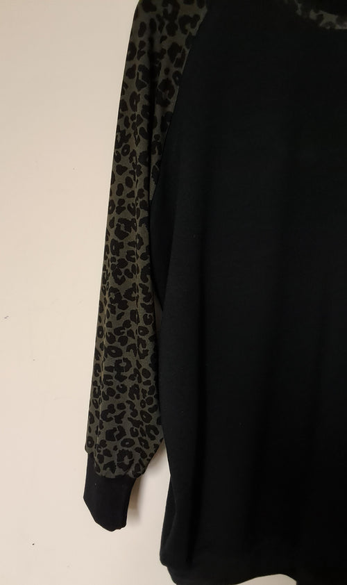 BLACK SWEATSHIRT WITH LEOPARD-PRINT