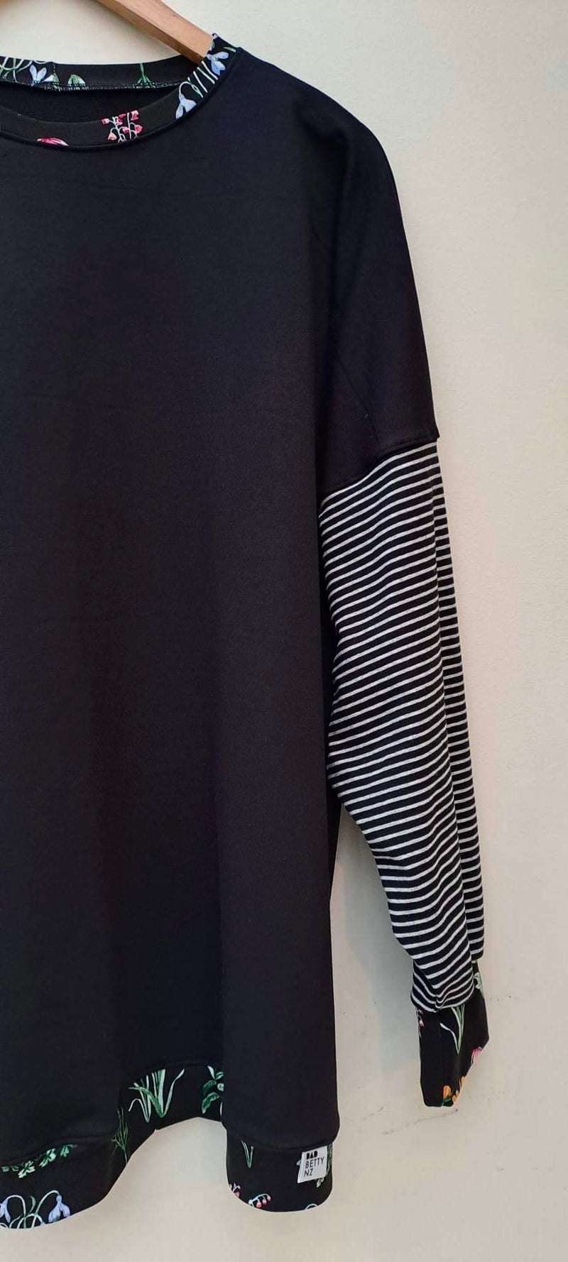 **NEW** OVERSIZED SWEATSHIRT IN BLACK WITH STRIPES