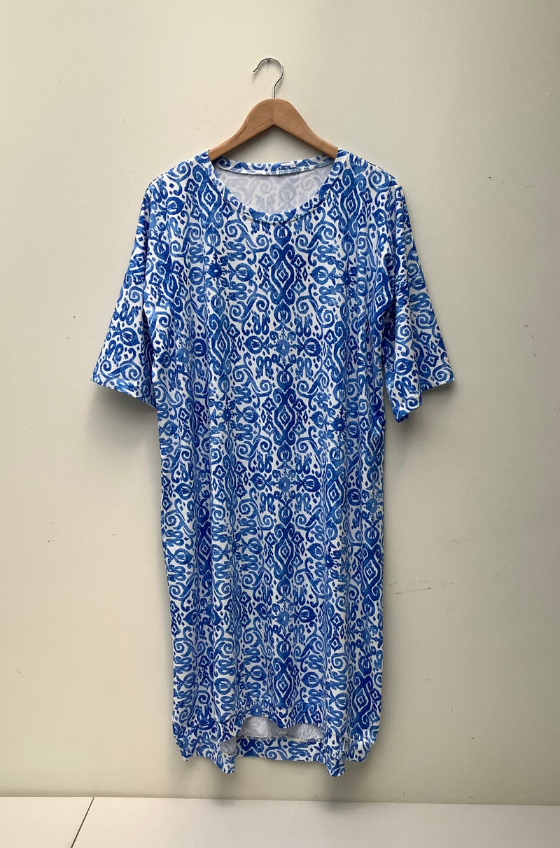BLUE WHITE DESIHN DRESS IN SIZE 18/20