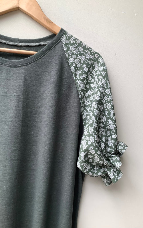 SHORT SLEEVE TOP, DIPPED HEM. SIZE14/16