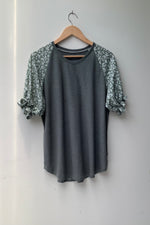 SHORT SLEEVE TOP, DIPPED HEM. SIZE14/16