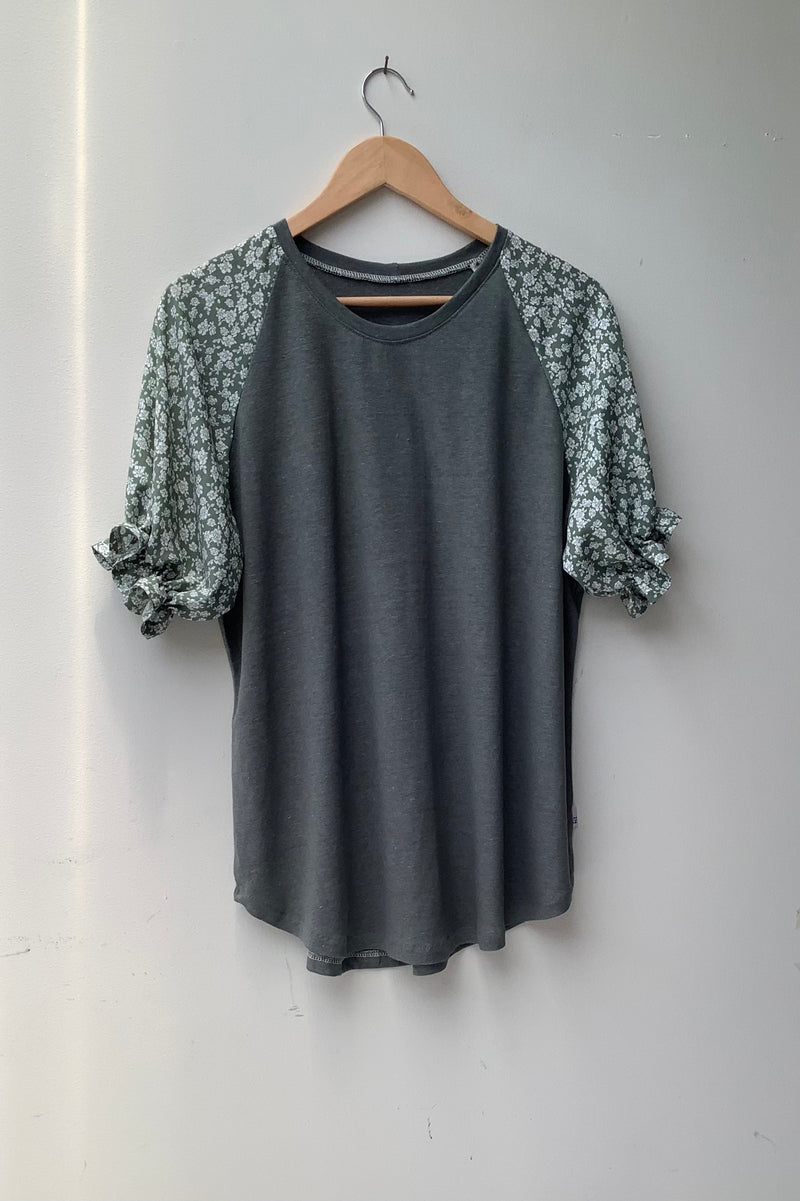 SHORT SLEEVE TOP, DIPPED HEM. SIZE14/16