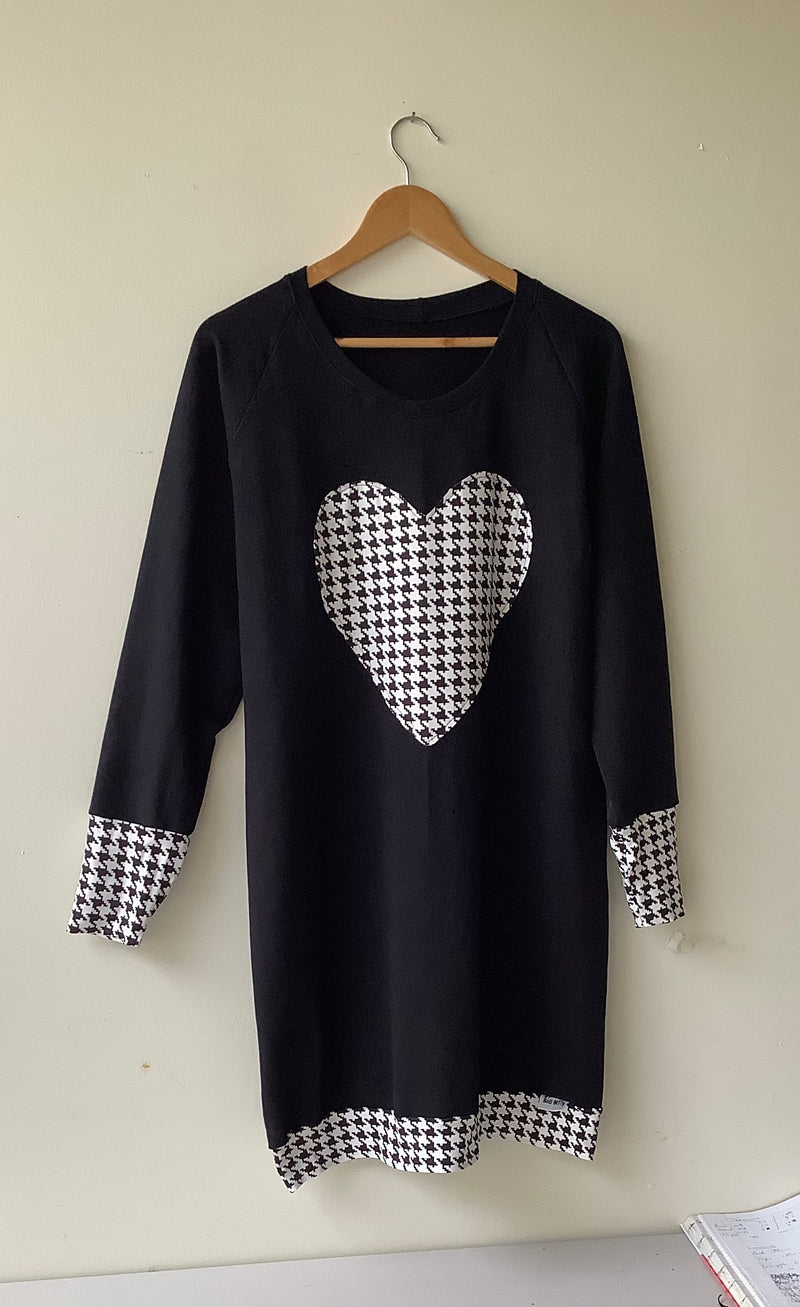 BLACK/WHITE SWEATER DRESS