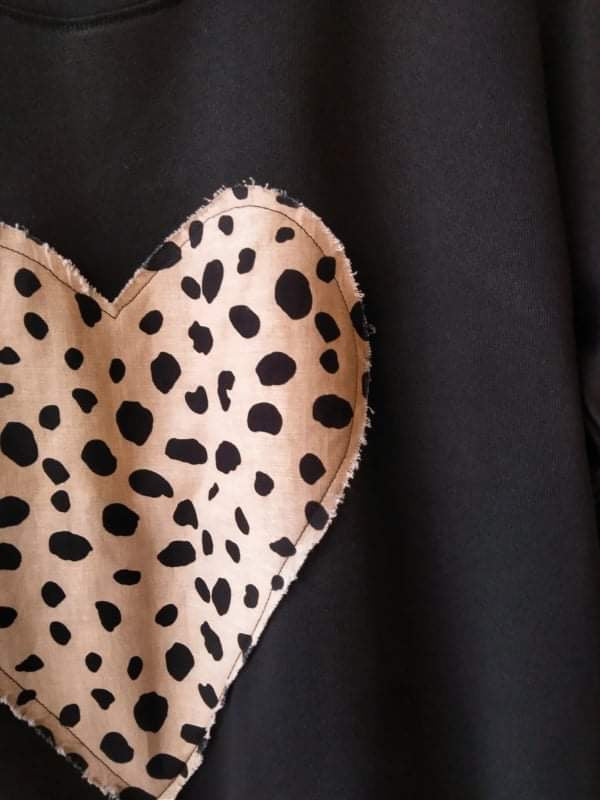 *NEW* Sweatshirt with animal print heart motif